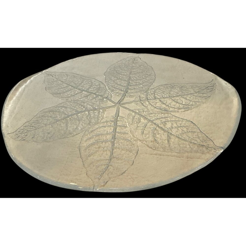 Beautiful Clear Glass Pressed Leaf Design Round Plate 13.5" Decorative Centerpie